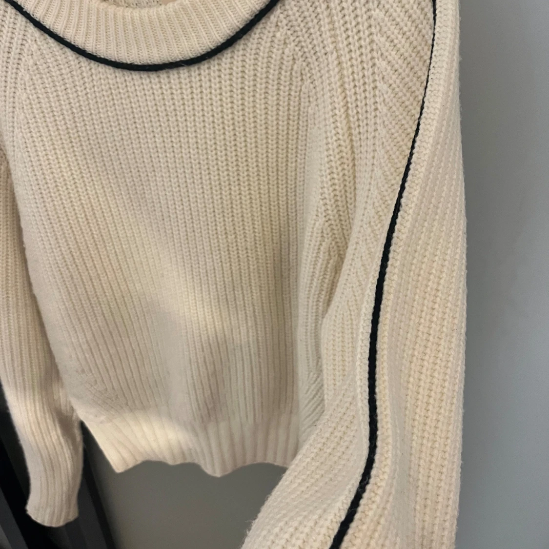 Stickad tröja med svart detalj - 91