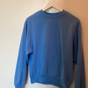 Blå sweatshirt\crewneck från ginatricot - En blå och mjuk sweatshirt från Ginatricot  Aldrig använt, bara provat  Jätte fint skick  Ord pris 259kr 💙