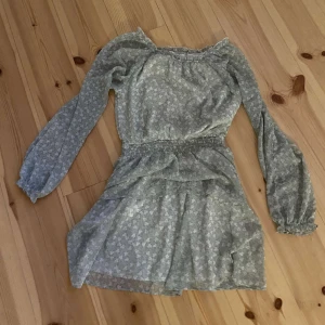 Klänning - Ljusgrön klänninf från kappahl i storlek 170. Tajatre vid midjan och jätte bekväm💗