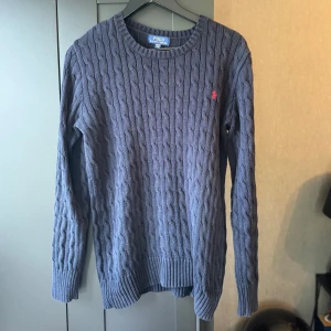 Ralph lauren stickad  - Säljer här en stickad klassisk tröja från Ralph lauren i storlek XL (18-20), sitter som S. Nypris ca 2000kr. Mitt pris 525kr. 