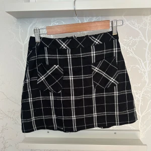 rutig minikjol svart - söt svart minikjol med fickor! storlek XS, sitter sååå fint. skriv för frågor <3 