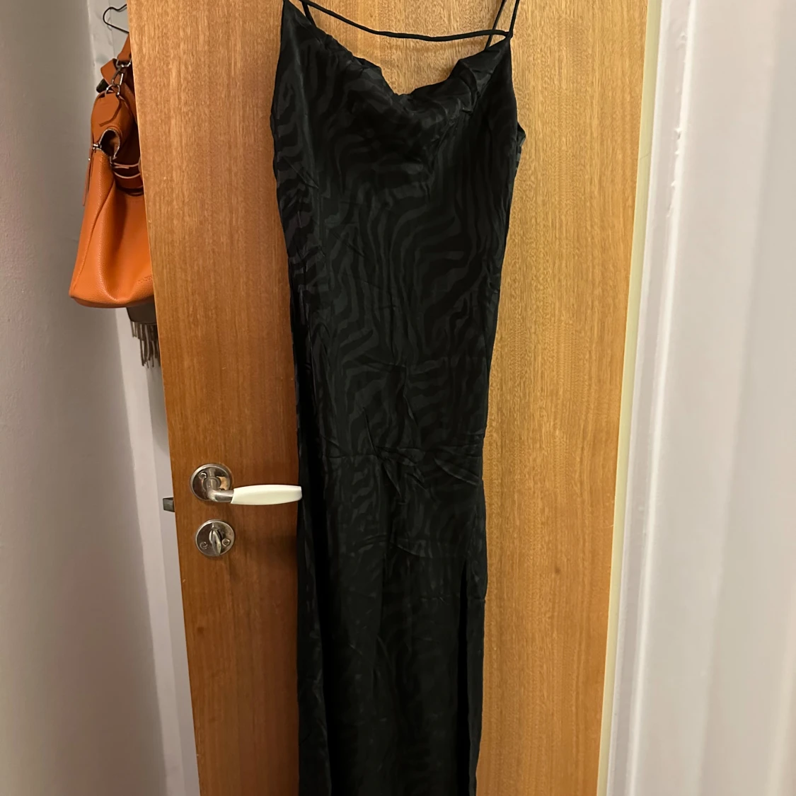 Zebramönstrad maxiklänning med slits