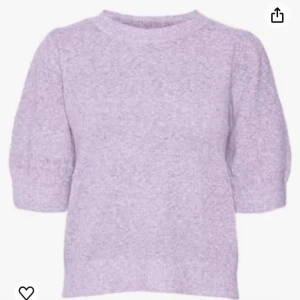 Söt Stickad tröja  - Säljer denna jätte fina stickade tröjan. Då den inte längre passar min stil. Liten i strl och passar även en person som har M. Kontakta mig direkt om ni har funderingar!