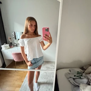 Off shoulder vit topp - Vit off shoulder topp. Så söt använder inte längre🤍