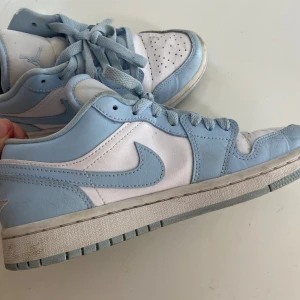 Jordans  - Jordans i storlek 37.5 i färgen ice low. Köpte dessa för ca två år sedan för 3500kr. 