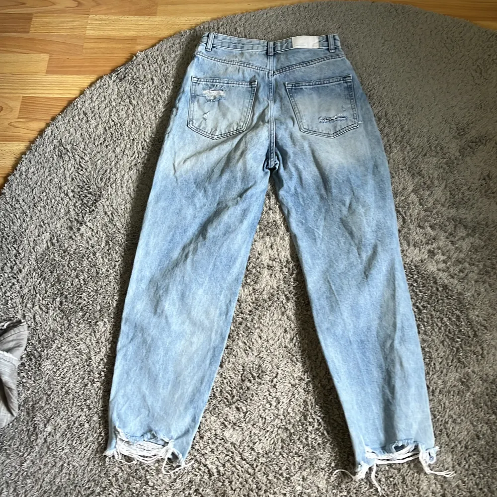 MomJeans från Bershka i strl 38.  Hål på framsidan av.  Använda men bra skick.. Jeans & Byxor.