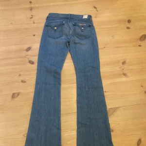 Lågmidjade jeans - Säljer det här as snygga byxorna med såååå snygga fickor, säljer för det tyvärr är för långa och förstora💗midjemåttet rakt över= 36 cm innerbenslängden = 85cm ❤️aldrig andvända . ställ gärna frågor. Kan tänka mig sänka priset i snabb affär