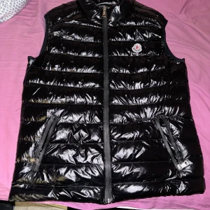 Moncler Väst - Säljer denna sköna moncler västen då jag inte använder den längre. Har en liten defekt vid fickan som absolut inte syns. Hör av er vid frågor✅