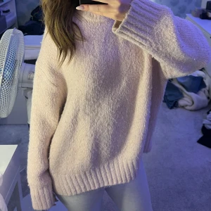 Stickad tröja 🫶🏼🫶🏼 - Stickad tröja i en ljusrosa färg 🩷🩷🩷skriv för fler bilder! 