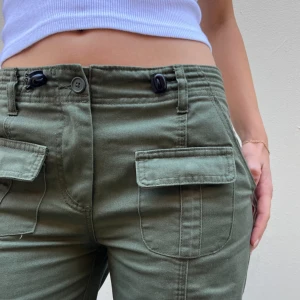 Brandy Melville cargos - Säljer dessa Kim pants från brandy Melville då de inte längre kommer till användning 🌺 nypris: 540kr, säljer för 250kr