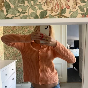 Stickad kofta  - Så fin stickad kofta/tröja i orange från mango, aldrig använd!💕