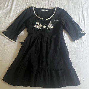 Bondelid blus/klänning - En fin lång blus från bondelid, kan också användas som en kort klänning. passar xs och s. Aldrig använd