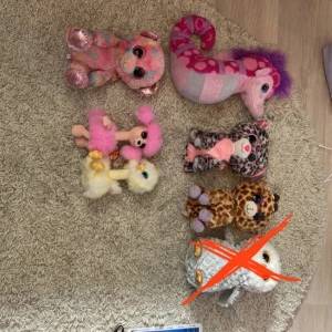 (TY) Gosedjur - Aldrig använda, har bara stått på en hylla som en samling! Stora -30kr Lång hals-25kr Mindre-20kr och minsta -10kr
