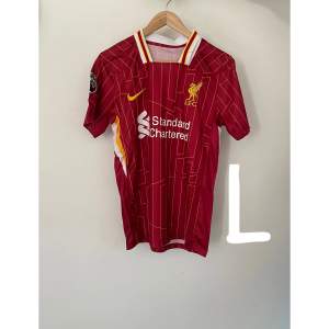 Vi har 9 Liverpool kit med storleken S-L