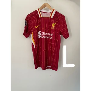 Liverpool hemma kit 2024/25 - Vi har 9 Liverpool kit med storleken S-L