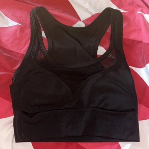 Sporttopp - En sporttopp som har använd några gånger. Är i 100% polyester. Har lite vaddering och fin tunn detajt ovanför brösten. Köparen står för frakten ❤️