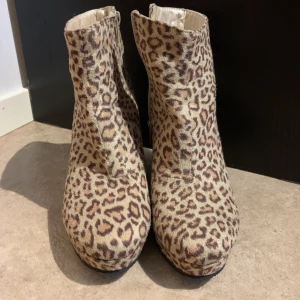 Leopardmönstrade skor - Mönstrade skor med klack på som högst 9cm. Skorna har dragkedja på ena sidan och är knappt använda, i fint skick. 