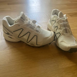 SALOMON SKOR ALDRIG ANVÄNDA - Köpte ett par salamonskor som ja tyckte va piss snygga från Zalando!! Men de matchar inte med mina byxor och returresan har löpt ut. Aldrig nånsin använda! Nypris 1495kr Dom är vita med inslag av ljusbeige & grönt!  Göööör snygga höstdojor🤯🤯