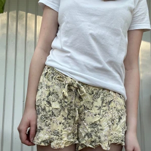 Söta blommiga shorts  - Söta blommiga shorts ❤️ Hör av dig vid intresse och tveka inte med att ställa frågor ❤️❤️