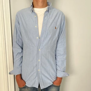Ralph lauren skjorta  - Jättefin Ralph lauren skjorta i top skick. Modellen på bilden är 180cm. Skriv gärna vid fler frågor eller funderingar!