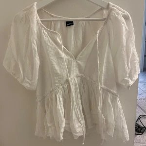 vit blus - vit blus från gina med volang 