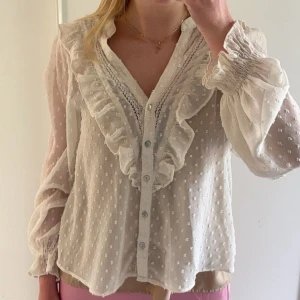 Zara blus storlek S - Jag älskar verkligen den här blusen och den är jättefin på mig men jag har inte använt den alls mycket, därför säljer jag den så att den fortfarande kommer till användning, nyskick 