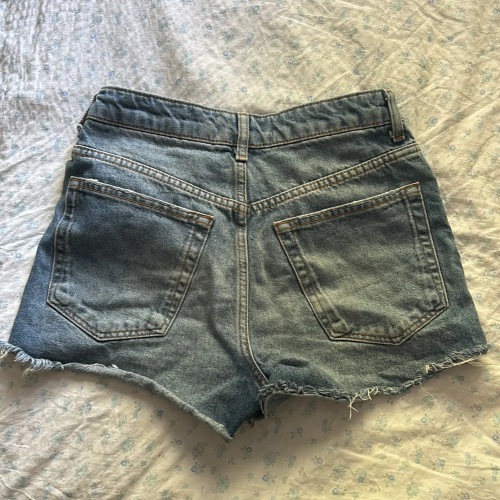 Jättefina! Använda någon sommar men inte mer, orginalpris 329 kr, dem blev försmå för mig och därför så måste jag sälja dem. Shorts.