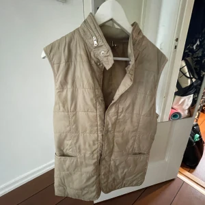 J.Lindeberg väst - Säljer min väst från J.Lindeberg, knappt använd och kommer i storlek M