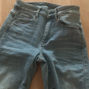 g-star jeans - Skinny. Men gillar man inte kan man sy om till bootcut eller göra om till shorts💕. Väldigt bra skick. Inte använda mycket. Storlek 27. Längd 32.