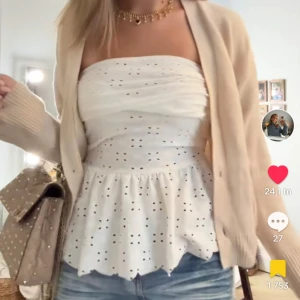 Vit topp  - Säljer denna vita toppen i nyskick!! Kontakta för egna bilder💗💗