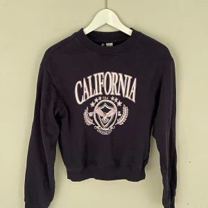 Mysig Sweatshirt Tröja - Mysig pyjamaströja, bra skick! Text på framsidan, strl Xs