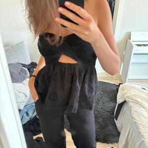 Topp - Svart bandau topp i storlek s. Broderimönster. Normal passform. Använt några gånger. 