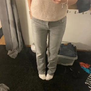 Grå jeansbyxor från 157 - Ett par grå jeans från märket lager 157 i storlek XS. Byxorna har en rak passform och är midwaist. 💞