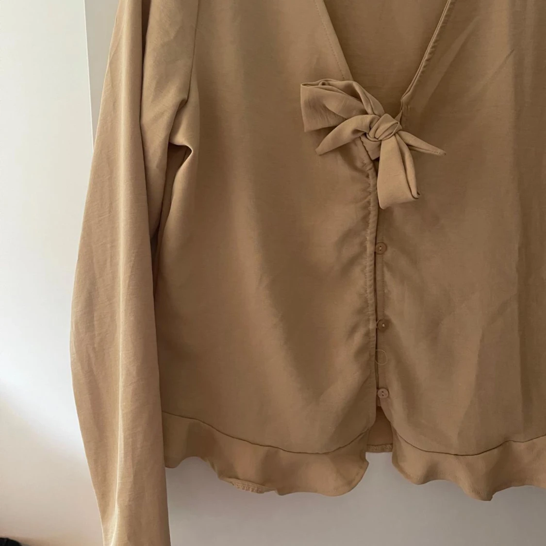 Beige blus med rosett - 90