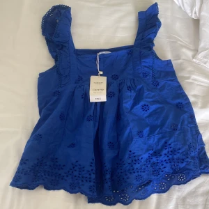 mango topp - säljer min blåa topp från mango, aldrig använd, lappen kvar !! köpt 2021 så den är förmodligen helt slutsåld på hemsidan💕💕