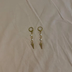 "Amelia" örhängen  - Trendiga och fina guld örhängen!!