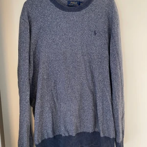 Ralph Lauren - Säljer en Ralph Lauren tröja i ett bra skick utan defekter, skriv kring frågor.
