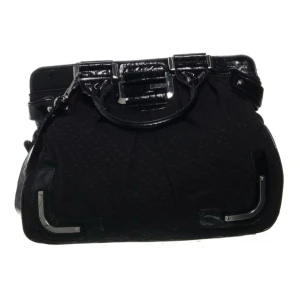 GUESS väska  - Super snygg Guess väska, lite defekter men annars ser den som ny ut! Bredd - 39 cm, djup - 10 cm, höjd 35 cm 💕