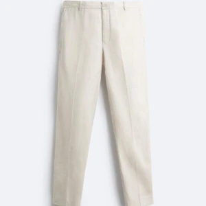 Linnebyxor Zara - Oanvända linnebyxor från Zara. Tvättade en gång då de krympte något korta för mig som är 187. Storlek M och i nyskick! Köpta för 800kr.