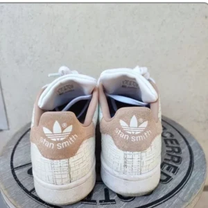 Adidas Stan Smith skor - Knappt använda adidas skor i bra skick. Storlek 38.5 köpta för ca 1000kr. Startbud 150 kr. Bor i Helsingborg och inget skickas på post.