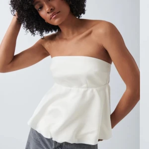 Vit topp - Superfin topp från Gina Tricot, slutsåld på hemsidan, säljer pga kommer inte till användning💕(lånad bild)