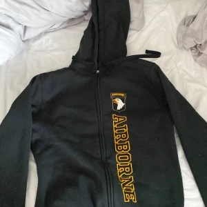 Luvtröja  - 9/10 skick knappt använd. Priset är förhandlingsbart 