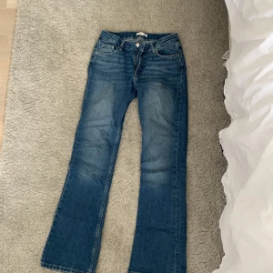 Lågmidjade bootcut jeans  - Vintage-liknande bootcut jeans med låg midja från Gina Young. Jeansen är i storlek 158 (passar mig som är 1.64 cm) jeansen har inga defekter ❤️