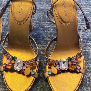 Klackskor  - Snygga klackskor från Karen millen som snöras i vristen 