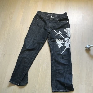 Baggy jeans med tryck  - Mycket bra skick. Jeansen är mörkblåa. De är bara att skriva om du har någon fundering 💕💕