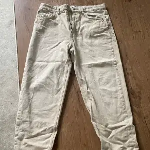 Beigea jeans från BDG, i storlek w32/l32. Vida i passformen, med stretch-material. Använda 5-10 gånger och är så gott som nya.