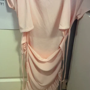 Klänning - Storlek 36/ S, aldrig använd, passar när som helst och väldigt fin. Köparen betalar frakt. 