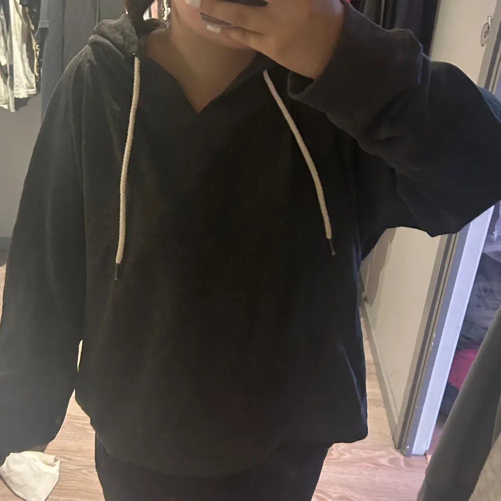 Jätte mysig hoodie med dekal på baksidan ”Drinking team”.Jätte fin och skön 🥰Köpt den secondhand men tycker absolut den fortfarande är i bra skick. Säljer då den är alldeles för stor för mig.💖pris kan diskuteras. skriv vid intresse eller funderingar🥰. Hoodies.