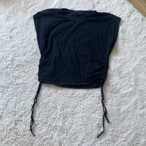  T-shirt  - En tröja från Zara i bra skick! Den har en liten speciel form💖 men cool 80kr + FRAKTEN 