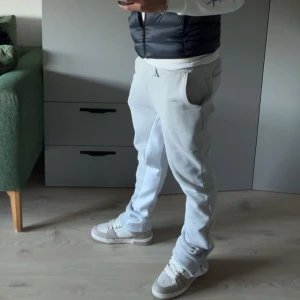 Lorenzo veratti mjukisbyxor  - Säljer mina Lorenzo veratti mjukis. Utsläppta där nere vid skol, med dragkedja så man kan justera hur utsläppta de ska vara. Köpta för 1100kr. Skick 9/10, som nya. Storlek M!